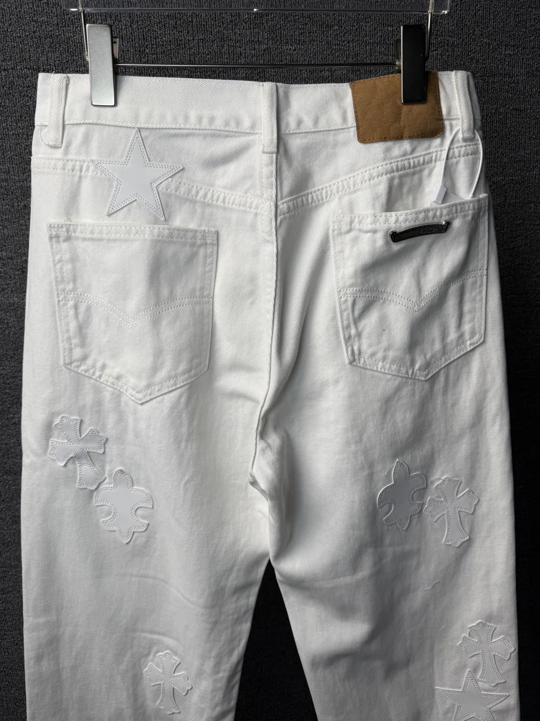 P260 💰 (Top version) Chrome Hearts/Chrome Hearts Classic white star cow series colored leather cross washed color fabric unisex denim trousers Vibe style straight stacked god-level version Carbon fine bias denim color cloth Old vintage full set of hardware - Chrome Hearts white cow series The high version uses high-ounce custom fabrics, fermentation washing and soft color fixation, soft and thick to wear, the details are all made by hand-polished craftsmanship, all-over printed jacquard fabric Unique design style. Through multiple processes to create a full retro feel. Unique niche non-contrast shirt. Customized distressed spray-painted buttons. Craftsmanship in every detail. Color: white stars. Size: 28-30-32-34 (corresponding to S-M-L-XL)